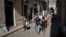 Un grupo de turistas rusos se pasea por las calles de La Habana durante la pandemia. REUTERS/Alexandre Meneghini