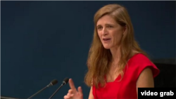 Samantha Power anuncia la decisión de abstenerse en la votación que condena el embargo a Cuba.