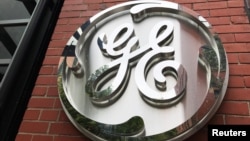 Logo de General Electric Co. en el edificio sede de la compañía en Boston, Massachusetts.