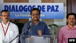 El comandante de las FARC, Iván Márquez (c), lee un comunicado en las negociaciones de paz, en La Habana.