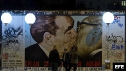 Vista de la instalación de luces que recorren el trazado del antiguo muro de Berlín en la capital alemana.