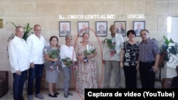 Al centro, la exjueza cubana Juana Orquídea Acanda Rodríguez recibe la Orden del Mérito Judicial, que entrega el Tribunal Supremo Popular, en diciembre de 2023. (Captura de video/YouTube)
