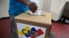 Un elector ejerce su derecho al voto en Caracas, Venezuela, durante una simulación de los comicios presidenciales. ( Federico Parra/AFP/ Archivo)