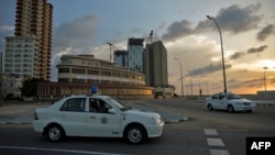 Patrullas de la policía bloquean el acceso al Malecón, en La Habana, durante el toque de queda establecido por el repunte de coronavirus. (YAMIL LAGE / AFP)