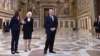 El secretario de Estado Mike Pompeo y la embajadora de EEUU en el Vaticano, Callista Gingrich, en la Sala Regia. Andreas Solaro/Pool via REUTERS
