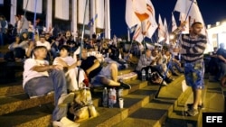 Seguidores de grupos opositores se enfrentan con la policía cerca del Parlamaneto ucraniano