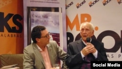 Óscar Vela (izquierda), autor de la obra "Náufragos en tierra", Alfaguara, 2017, junto al protagonista de la misma, el cubano César Gómez Hernández.