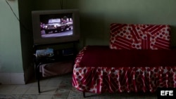 En un televisor se observa la transmisión de la caravana fúnebre del líder de la revolución cubana Fidel Castro hoy, jueves 1 de diciembre de 2016, en la carretera entre Ciego de Ávila y Camagüey (Cuba).