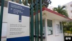 Vista general de la entrada a la Embajada de Holanda en La Habana.