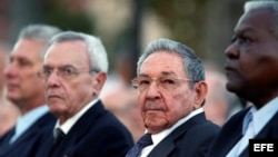 Raúl Castro asiste a la inauguración de la estatua de José Martí.