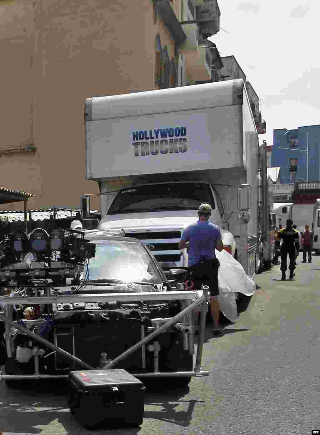 Filmación de la película "Fast & Furious 8" (Rápido y Furioso 8) en Cuba.Una decena de camiones con matrícula norteamericana espera en el Estadio José Martí, en pleno Malecón de La Habana, donde se ubicará el centro de operaciones para el rodaje, y ya se comenzaron a ver algunas pruebas de autos.  