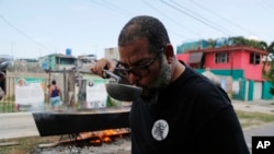 Alexis Leyva Machado (Kcho) el 13 de agosto de 2015, en El Romerillo, La Habana. (AP Photo/Desmond Boylan)