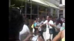 Cubano grita Abajo Fidel en plana calle Cubano grita Abajo Fidel en plana calle