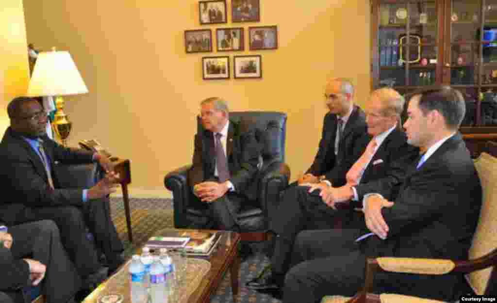 Los senadores Bob Menendez, Bill Nelson y Marco Rubio con Jorge L. García Pérez "Antúnez".