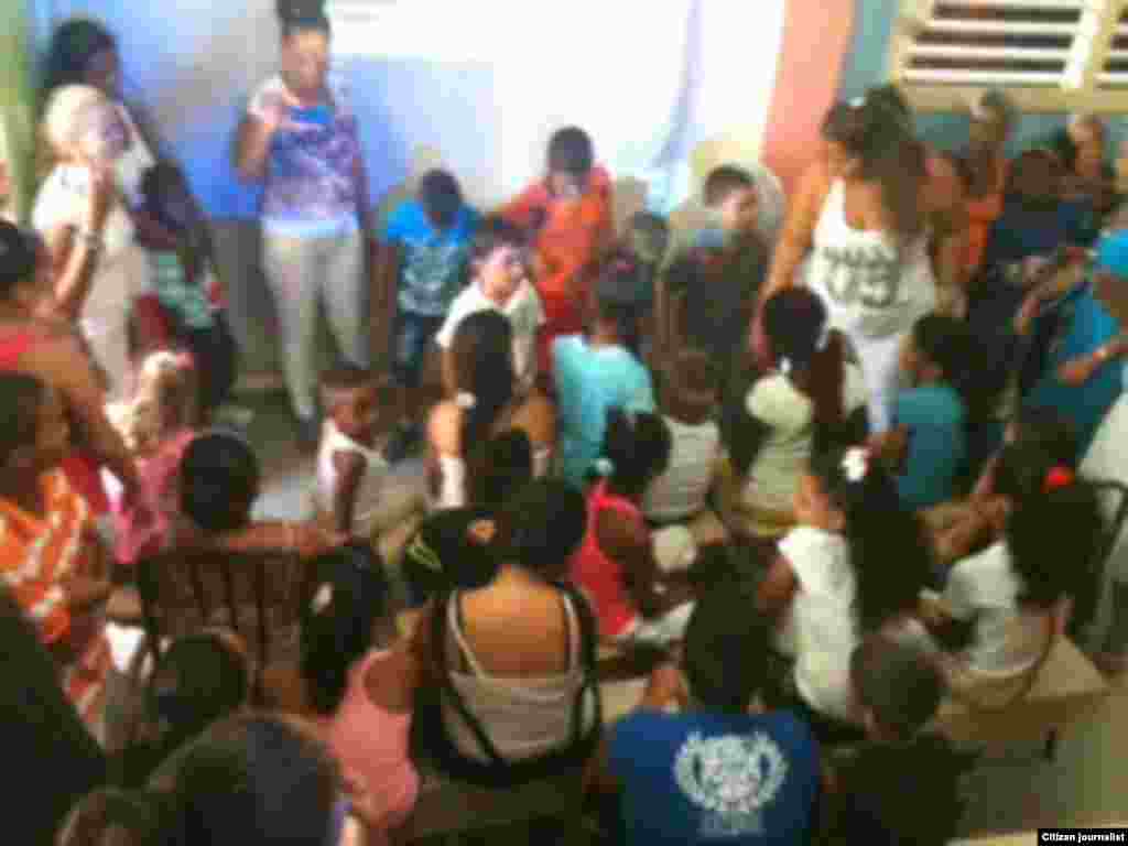  Un delegado con un sombrero decorado asiste al segundo día de la Convención Nacional Demócrata hoy, martes 26 de julio de 2016, en el Centro Wells Fargo en Philadelphia (EE.UU.)