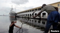 Trabajadores portuarios en el Puerto de La Habana. REUTERS/Stringer