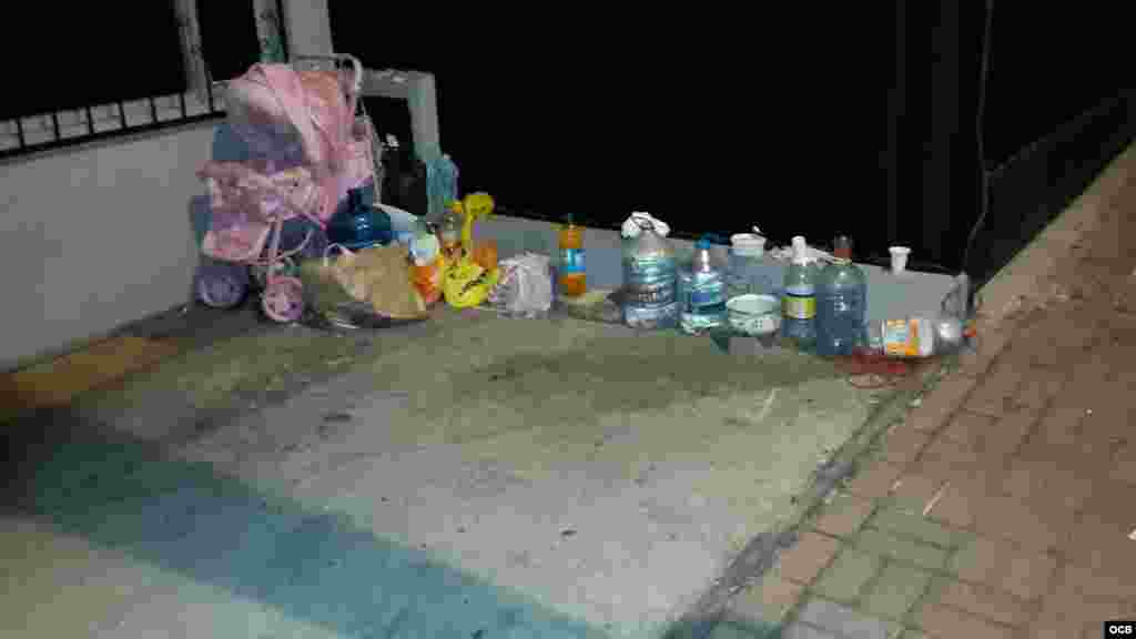 Cubanos pernoctan frente a la Embajada de México en Quito, Ecuador, para exigir una salida a su situación migratoria.