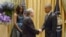 Raúl Castro saluda a Barack Obama y la primera dama, Michelle Obama, durante la cena que el presidente de Estados Unidos ofreció a los jefes de Estado y de Gobierno reunidos en la ONU.