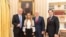 El presidente Donald Trump junto a Lilian Tintori, esposa de Leopoldo López, Marco Rubio y el vicepresidente Pence.