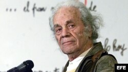 Fotografía del 8 de agosto de 2001 que muestra al poeta chileno Nicanor Parra. ,