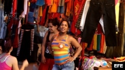 Una vendedora en un pequeño negocio privado de venta de ropa importada en La Habana (Cuba).