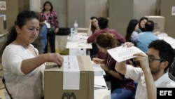 Unos 116.000 colombianos votan este domingo en sus presidenciales.