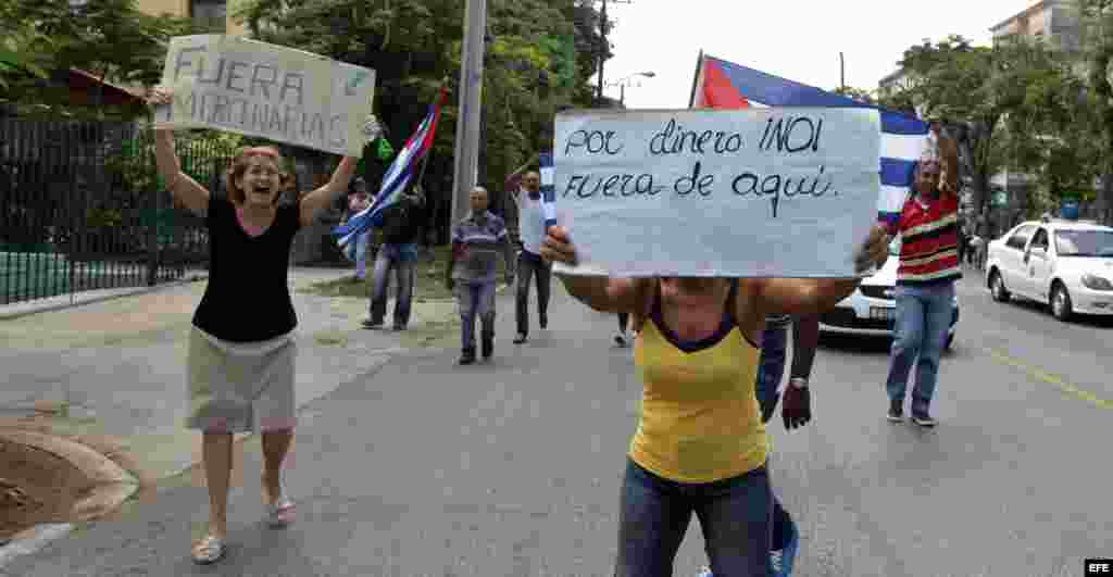 Grupos a favor del Gobierno cubano gritan consignas revolucionarias hoy, domingo 13 de septiembre de 2015, durante una manifestación en contra de disidentes cubanos en La Habana (Cuba).