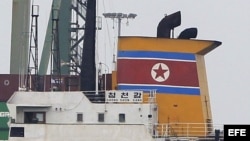 Fotografía del barco de Corea del Norte Chong Chon Gang hoy, martes 16 de julio de 2013, atracado en el muelle de Manzanillo de la caribeña ciudad de Colón (Panamá).