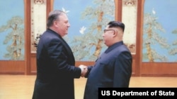 Fotos del encuentro del Secretario de Estado Mike Pompeo y el dictador norcoreano Kim Jonh Un.