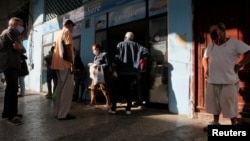 Habaneros hacen cola en una panadería. REUTERS/Stringer
