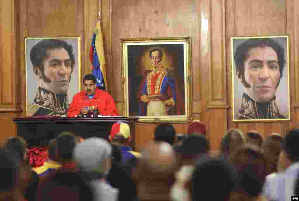 Fotografía cedida por prensa de Miraflores del presidente de Venezuela, Nicolas Maduro, quien habla hoy, lunes 7 de diciembre de 2015, en la ciudad de Caracas (Venezuela). El presidente de Venezuela, Nicolás Maduro, dijo hoy que acepta los resultados muy