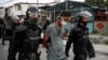 Miembros de las fuerzas especiales detienen a un manifestante en La Habana, Cuba, el 11 de julio. (YAMIL LAGE / AFP).