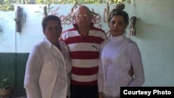 Félix Navarro junto a su hija Saylí y su esposa Sonia