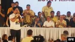 El primer vicepresidente de la Asamblea Nacional Freddy Guevara (i) habla durante un acto político hoy, miércoles 1 de noviembre del 2017