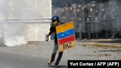 Un estudiante durante la manifestación del 14 de noviembre de 2019 contra el régimen de Nicolás Maduro.
