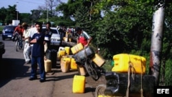 Archivo - Un grupo de "Pimpineros" venden gasolina de contrabando en el arcén de la carretera cerca de Cúcuta (Colombia) cerca de la frontera colombo-venezolana.