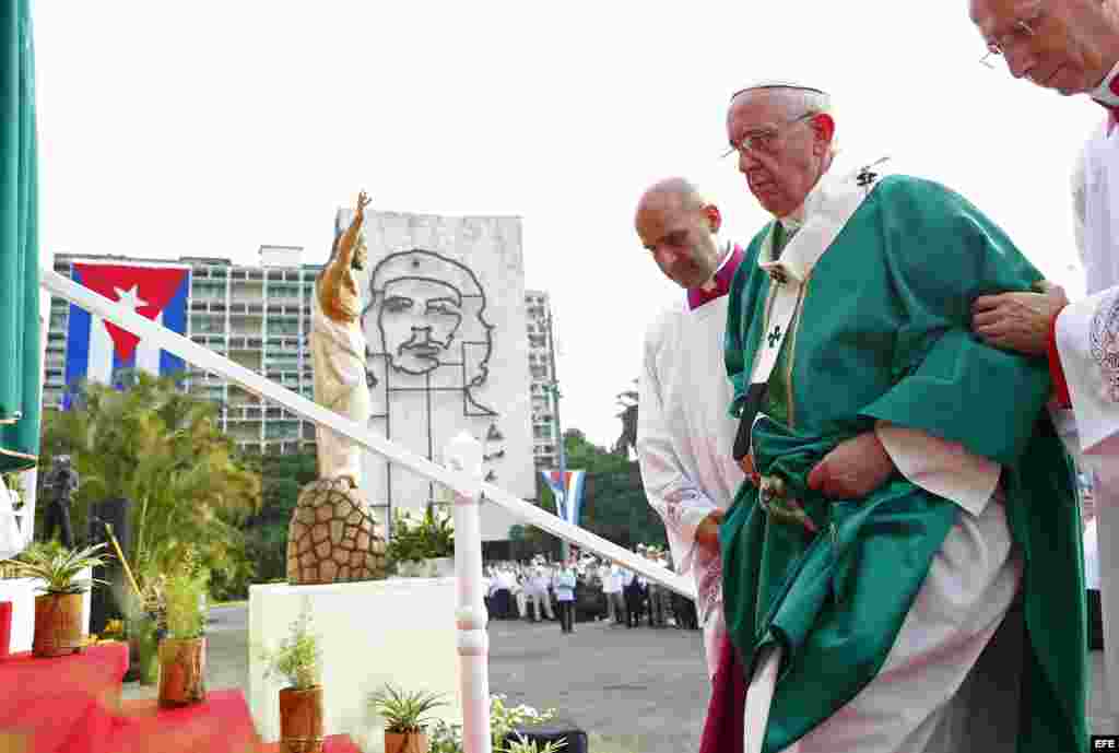 El papa Francisco sube al altar para oficiar la misa en la Plaza de la Revolución de La Habana (Cuba), hoy, domingo 20 de septiembre de 2015, ante miles de cubanos y fieles.