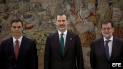 El nuevo presidente del Gobierno, Pedro Sáhchez (i), posa junto al rey Felipe y el expresidente del Ejecutivo Mariano Rajoy (d), tras el acto de toma de posesión de su cargo que ha tenido lugar hoy en el Palacio de la Zarzuela.