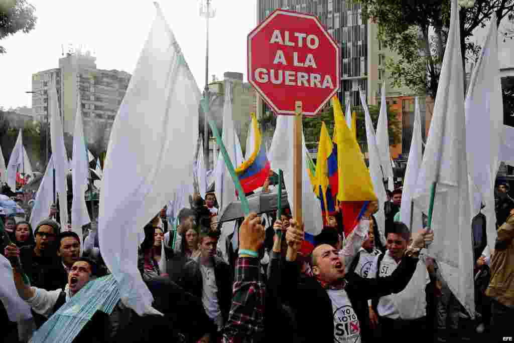 Un grupo de estudiantes universitarios participan en una manifestación de apoyo al "Sí" en el plebiscito por el acuerdo de paz entre el Gobierno colombiano y la guerrilla FARC hoy, viernes 30 de septiembre de 2016, en Bogotá (Colombia). Un grupo de estud