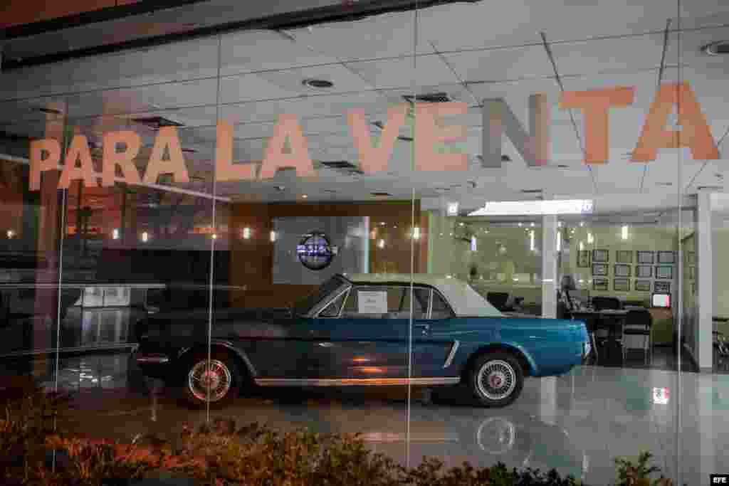 La vitrina vacía de un concesionario en Caracas.