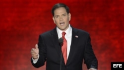 El senador estadounidense de la Florida Marco Rubio presenta a Mitt Romney en la Convención Nacional Republicana en Tampa. el apoyo de los votantes para "restaurar la promesa de EE.UU.", según los extractos de su discurso en el que asegura que las promes