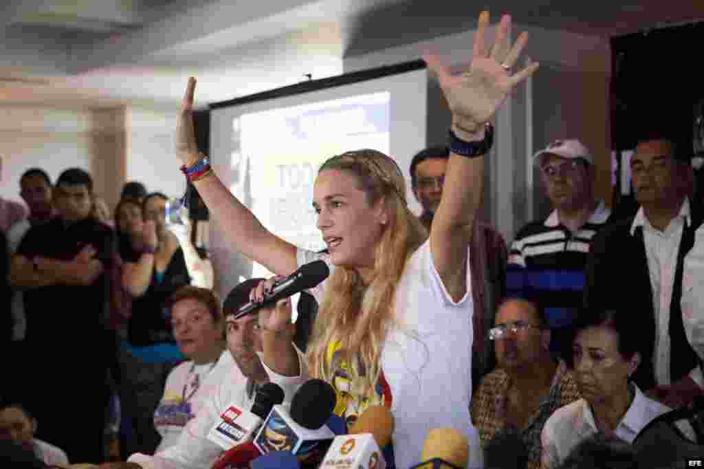 La esposa del opositor venezolano Leopoldo López, Lilian Tintori (c), ofrece declaraciones a periodistas el 26 de noviembre de 2015, en la ciudad de Caracas (Venezuela). 