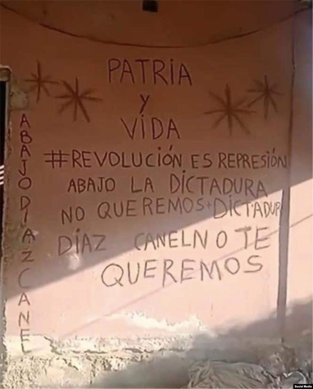 Carteles inspirados en la canción "Patria y Vida" interpretada por Yotuel Romero, el dúo Gente de Zona, Descemer Bueno, Maykel Osorbo y El Funky.