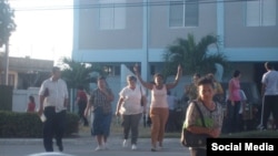 Miembros del Ministerio Apostólico y Profético Viento Recio frente a la unidad de la policía en Las Tunas donde detuvieron a la pastora.