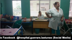 Esta foto publicada el 7 de abril de 2025 muestra al personal sanitario en una sala del Hospital General Docente «Dr. Ernesto Guevara de la Serna» Las Tunas.