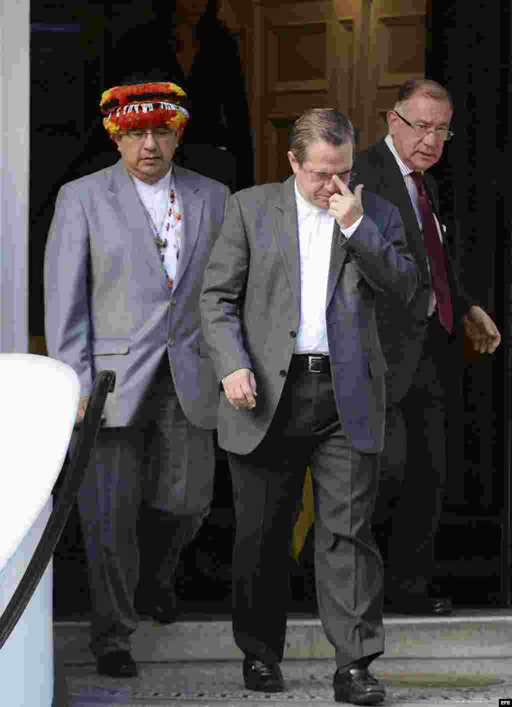 Ricardo Patiño, abandona la embajada ecuatoriana en Londres tras una rueda de prensa con Assange.