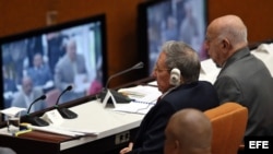 Raúl Castro (i), asiste junto al segundo secretario del Partido Comunista de Cuba, José Ramón Machado (d), hoy, miércoles 18 de abril de 2018, en La Habana (Cuba), a la sesión constitutiva de la IX Legislatura de la Asamblea Nacional del Poder Popular (p