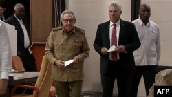 Raúl Castro junto al presidente designado Miguel Díaz-Canel, en una captura de imagen de la TV estatal cubana. (HO/Cubavision/AFP)