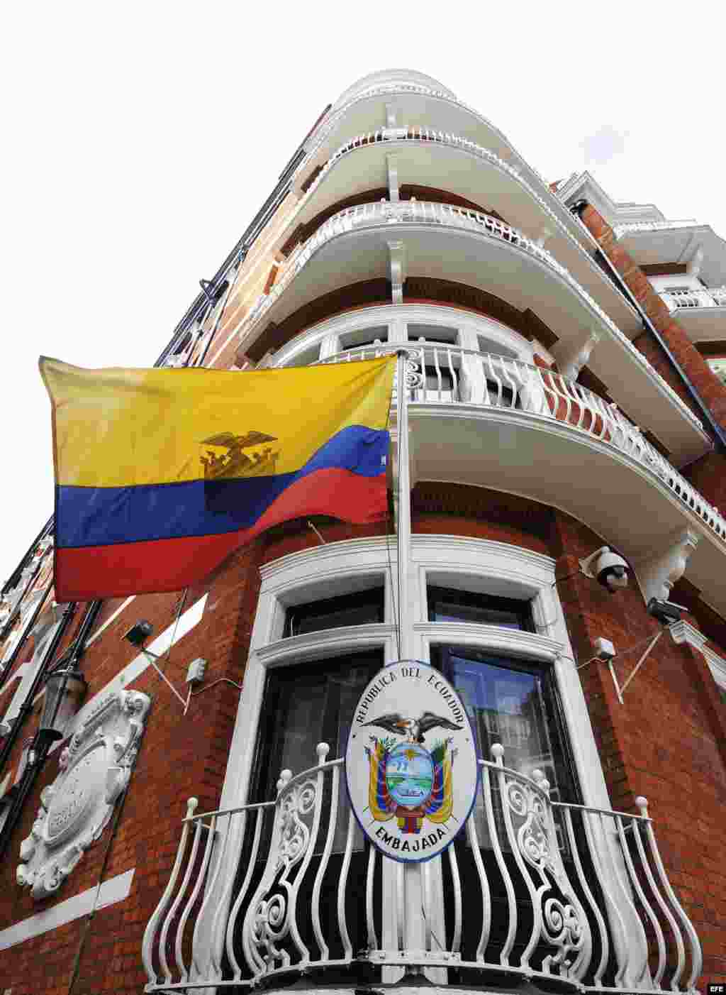 La bandera ecuatoriana ondea en su embajada en Londres, Reino Unido.