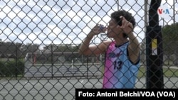 Carlos Fernández confía en que la nueva administración estadounidense, con Joe Biden al frente, impulse una reforma legislativa que regule la tenencia de armas en el país. Foto: Antoni Belchi / VOA.